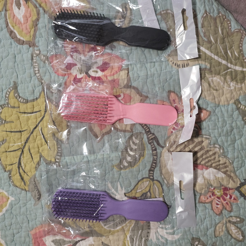 NWT Detangling Brush (lavender)